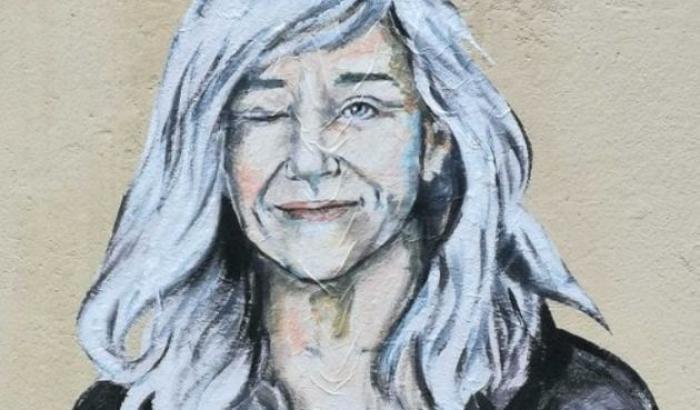 A Firenze spunta un murale dedicato alla giornalista Giovanna Botteri