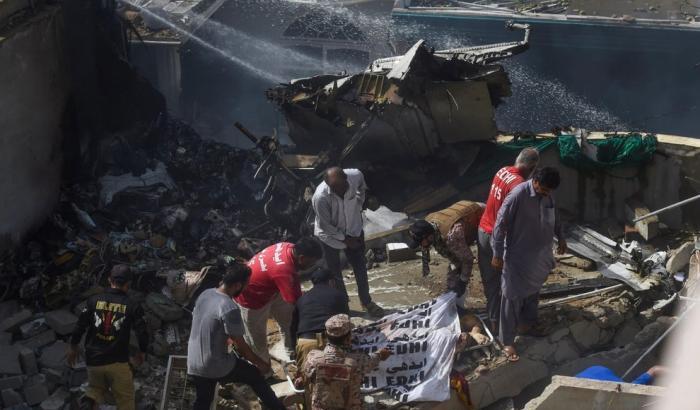 Tragedia in Pakistan: precipita un aereo, alcuni sono sopravvissuti