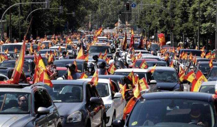 Con il Covid-19 in Spagna arriva il virus fascista: manifestazioni di Vox contro Sanchez