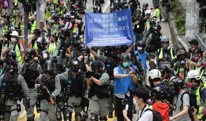 A Hong Kong esplode la protesta contro la legge sulla sicurezza: lacrimogeni sui manifestanti