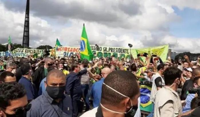 In Brasile si muore e Bolsonaro senza mascherina va ad un raduno pieno di gente ammassata
