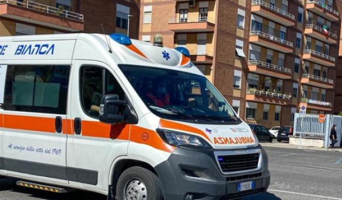 Un bambino di 3 anni è morto dopo una caduta dal quinto piano a Casalpusterlengo