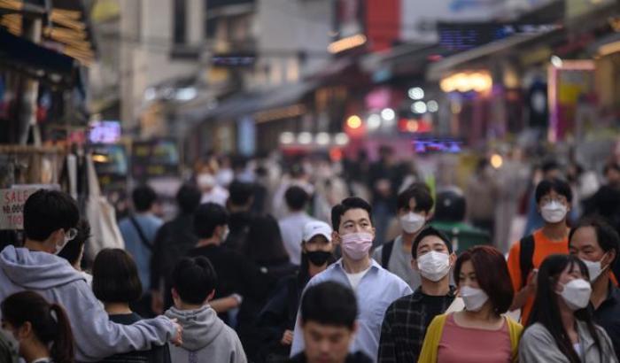 A Seul ci risiamo: nuovo picco dei contagi, la Corea del Sud reintroduce le restrizioni