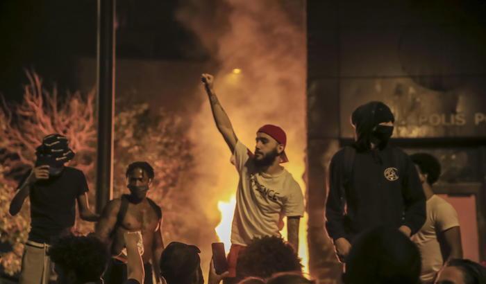 La rabbia non si placa, ancora proteste a Minneapolis: incendiato il commissariato