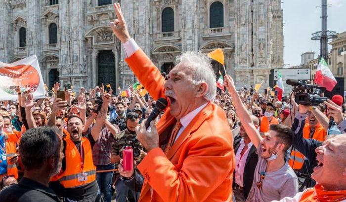 In piazza Duomo la sceneggiata dei 'gilet arancioni': Pappalardo denunciato