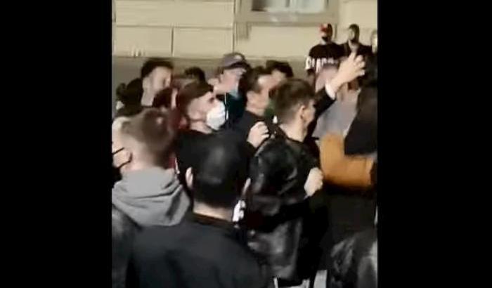 Il sindaco di Avellino in mezzo a una folla senza mascherine canta i cori contro Salerno