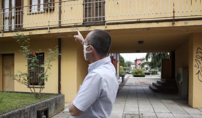 Prima le svastiche sui muri poi spari contro un centro per richiedenti asilo del bresciano