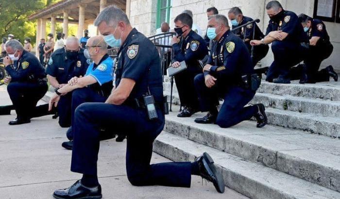 A Miami i poliziotti di inginocchiano alla manifestazione per George Floyd