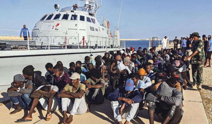 Come funziona il 'patto libico' e i traffici di petrolio e migranti