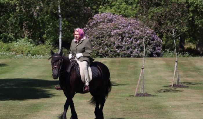 The Queen in perfetta forma: va a cavallo dopo il lockdown (a 94 anni)