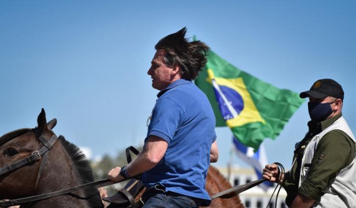Bolsonaro cavalca con i suoi sostenitori fascisti che vogliono la chiusura della Corte Suprema