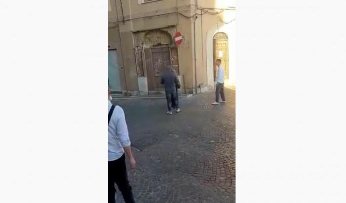 Bastonate, calci e pugni contro i pi&ugrave; deboli: tre storie dall'Italia che non ha imparato nulla dal Covid