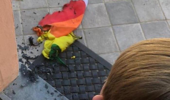 Bruciata una bandiera arcobaleno davanti casa di una coppia gay con un figlio di pochi anni
