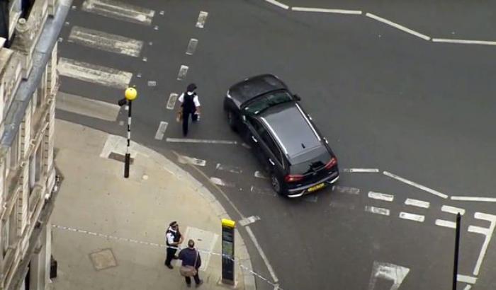 Una macchina ha travolto diverse persone a Sloane Square a Londra: torna la paura del terrorismo