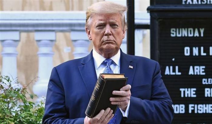 La faccia di bronzo di Trump: "La mia foto con la Bibbia? Ai leader religiosi è piaciuta"