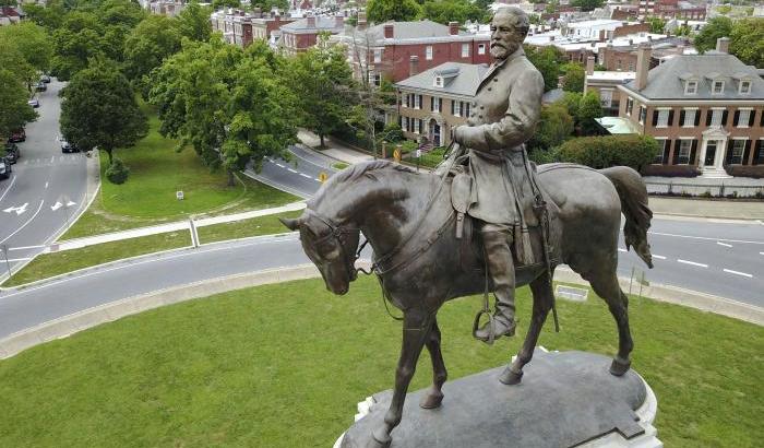 La statua del generale della Confederazione Robert Lee a Richmond