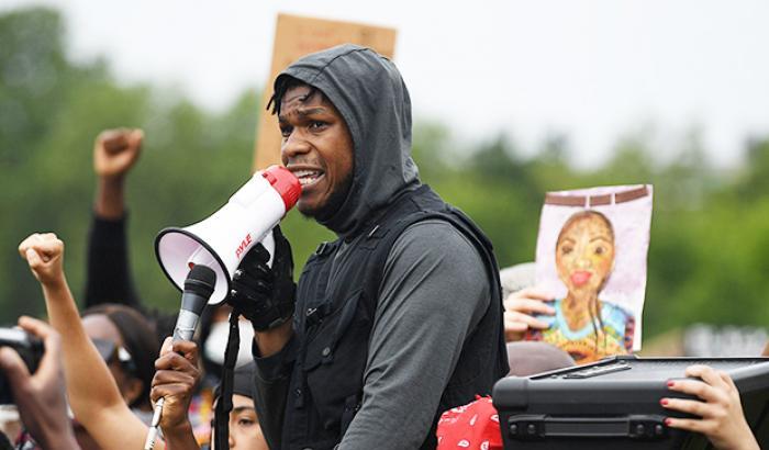 L'attore di Star Wars John Boyega guida le proteste ad Hyde Park: "Sono stanco di questa m**da razzista"