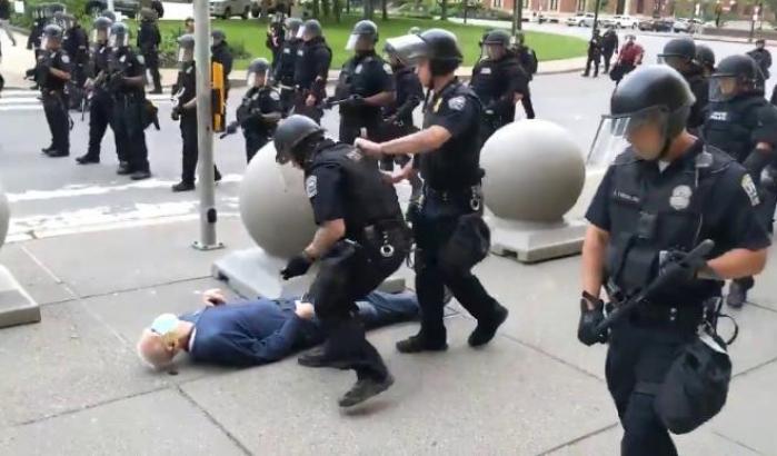 Un altro video di violenza negli Usa: la polizia spintona un anziano e lo lascia svenuto per terra