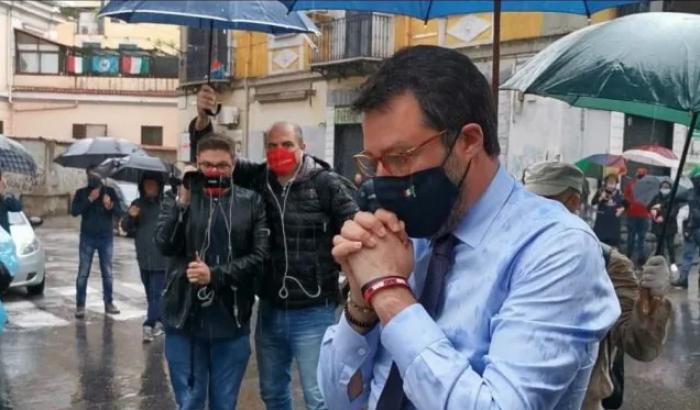 Salvini a Napoli tenta la sceneggiata: fiori per l'agente Apicella, ma viene contestato dai balconi