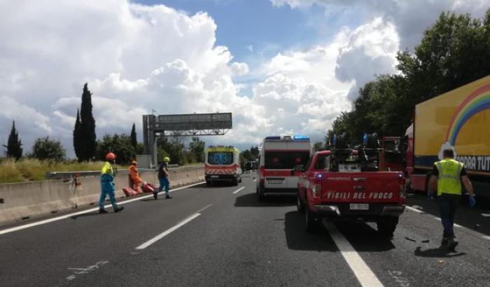 Tragedia vicino ad Arezzo: un incidente sull'A1 fa 4 morti, 2 sono bambini
