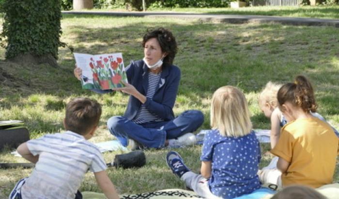 La Cisl critica la maestra che legge ai bambini nei parchi: "Viola ogni regola di sicurezza"