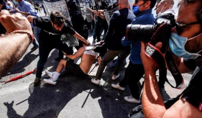 La manifestazione neofascista scempio a Roma, ai piedi delle rose