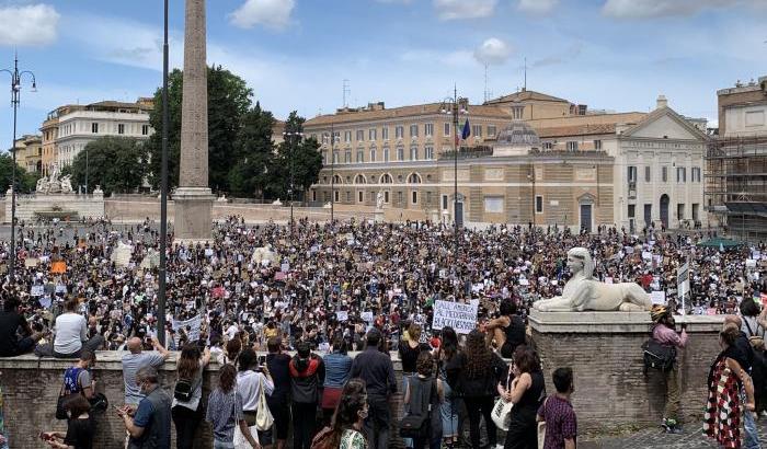 Roma in piazza per George Floyd: gli anti-razzisti ripuliscono Piazza del Popolo dall'idiozia fascista