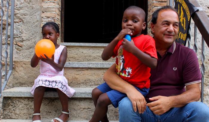 Mimmo Lucano: "Bene le parole del Papa sui migranti, ipocrita chi lo applaude mentre finanzia i lager in Libia"