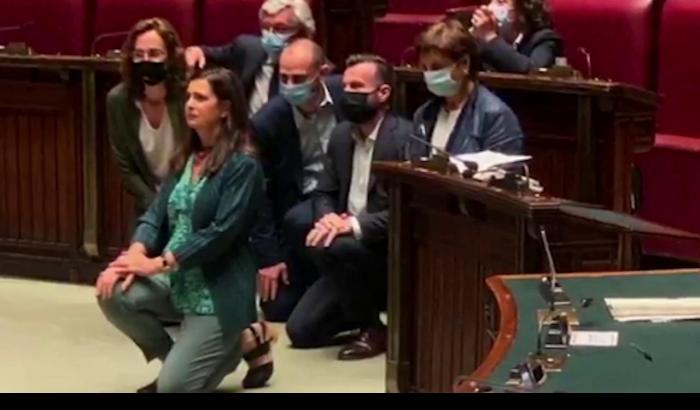Boldrini si inginocchia per George Floyd e parte la campagna fascista: "Pensa ai tuoi clandestini"