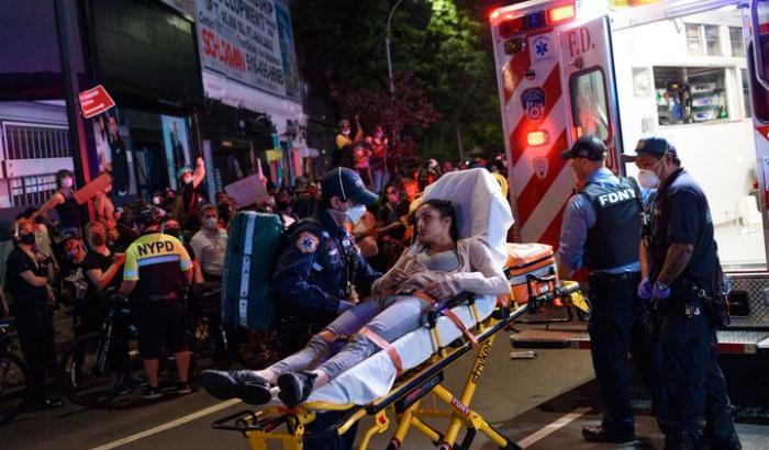 Un poliziotto di New York spintona una ragazza, incriminato per aggressione