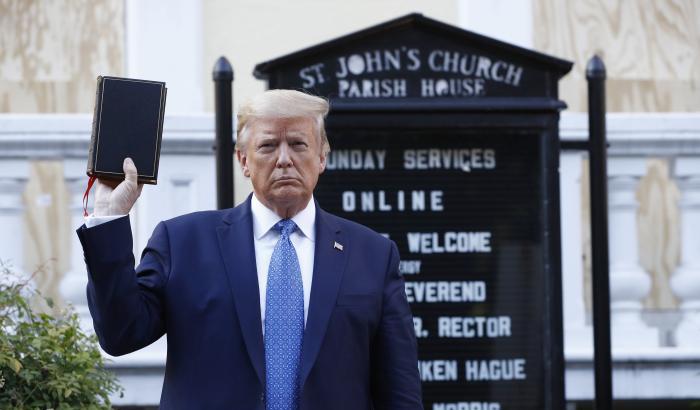 La sceneggiata di Trump con la Bibbia non convince: il 73% degli americani non crede alla fede del tycoon