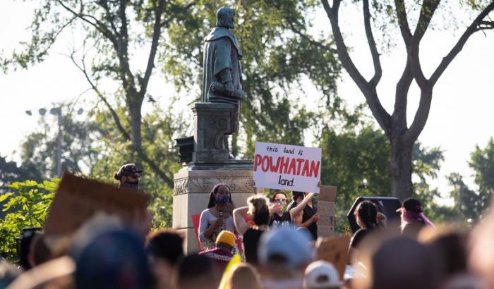 Continuano le proteste a Minneapolis: hanno abbattuta la statua di Cristoforo Colombo