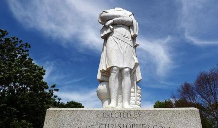 La statua di Cristoforo Colombo decapitata