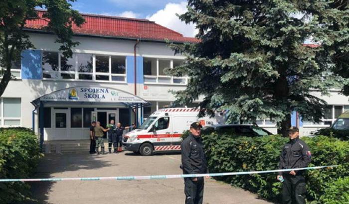 Orrore in Slovacchia, attacco a una scuola elementare: bimbi feriti a coltellate