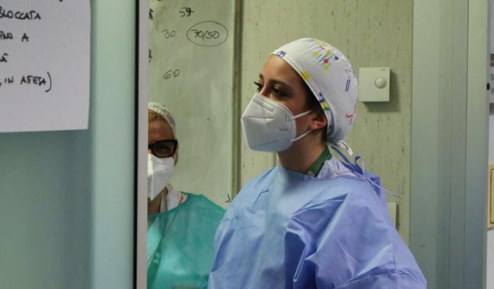 Palermo, malata di Covid-19 e in coma farmacologico dà alla luce una bambina: è la prima volta in Italia