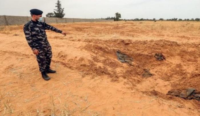 L'orrore: scoperte fosse comuni in una città libica controllata da Haftar