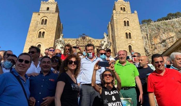 Salvini peggio di Pappalardo: selfie senza mascherine e ammucchiate al seguito