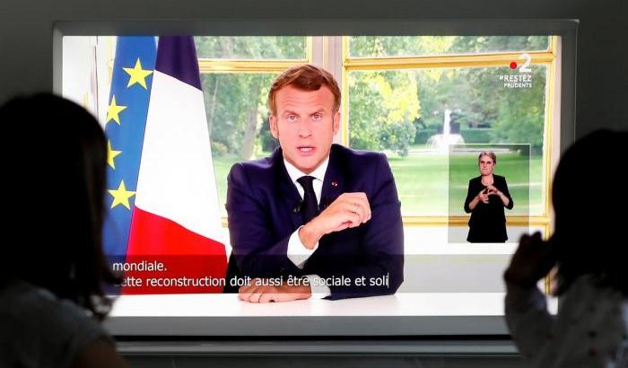 Macron: "Decine di migliaia di vite sono state salvate dalle nostre scelte, riapriamo le scuole"