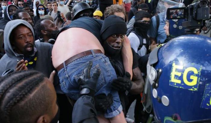 La foto simbolo del Black Lives Matter: un afroamericano porta in spalla un estremista di destra ferito