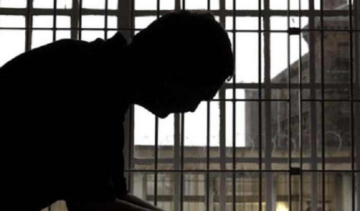 Non solo negli Usa. A Ferrara un detenuto spogliato e picchiato: 3 agenti accusati di tortura