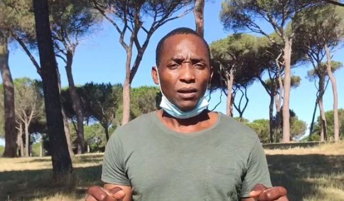 Si incatena a villa Pamphili, Aboubakar Soumahoro: "Sciopero della fame finché non ci ascoltano"