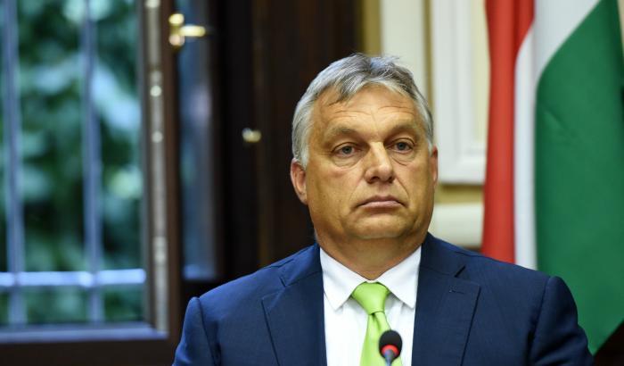 Il Parlamento ungherese sospende i 'pieni poteri' a Orban, ma le Ong avvertono: "È un'illusione"