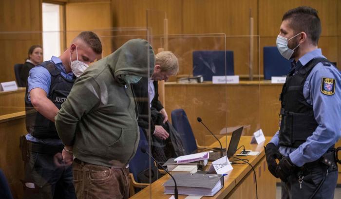 Aperto e subito sospeso il processo contro i neonazisti che hanno ucciso Walter Luebcke