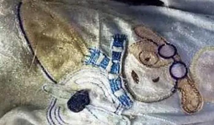 La foto che spezza il cuore: il mare riporta a galla il corpicino di una piccola migrante di 5 mesi