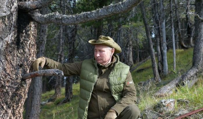 Una doccia di disinfettante obbligatoria per chi incontra lo zar Putin