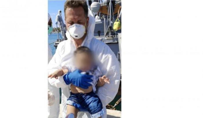 Il piccolo migrante salvato a Lampedusa (foto di Agrigento notizie)