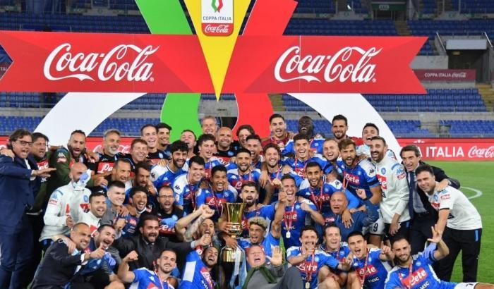 Vergogna inaudita a Napoli: per la Coppa Italia saltano le regole anti Covid, tutti assembrati
