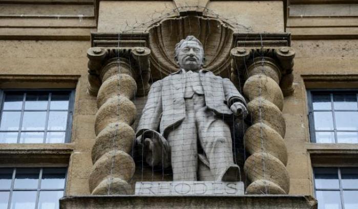 La statua di Cecil Rhodes sulla facciata dell'Oriel College di Oxford