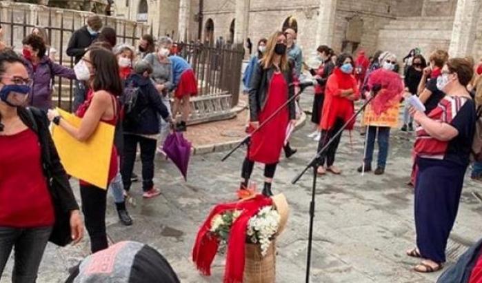 Le donne in piazza (nel rispetto delle regole) contro la deriva oscurantista dell'Umbria