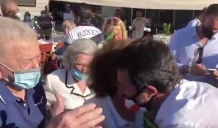 Salvini se ne frega delle regole: baci agli anziani con la mascherina abbassata
